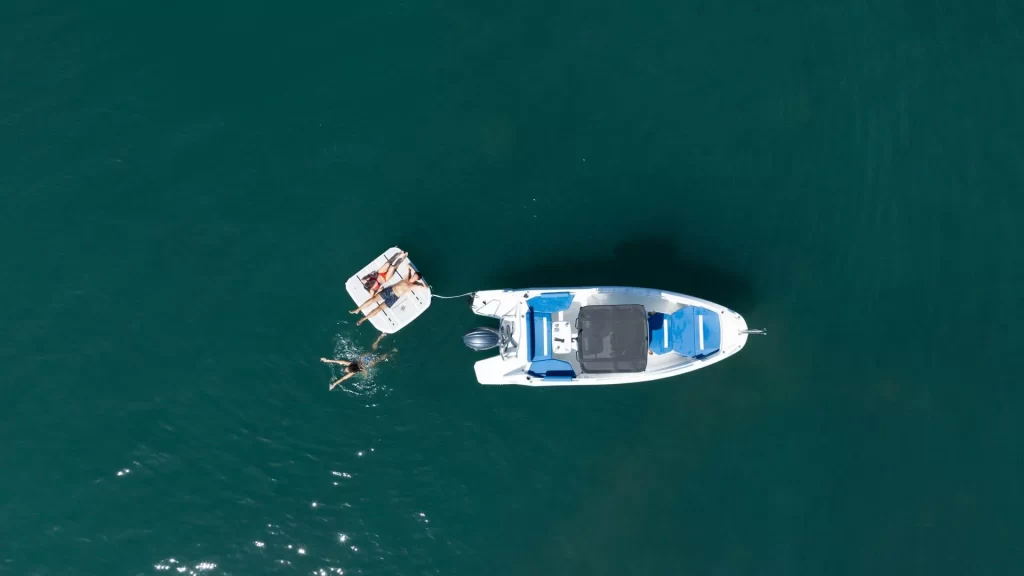 Cap Camarat 6.0 CC iš viršaus su išskleistu Aqua Top kilimėliu