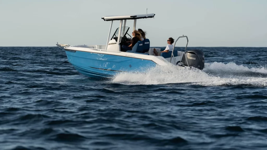 Cap Camarat 6.0 CC su Light Blue korpusu plaukia jūroje