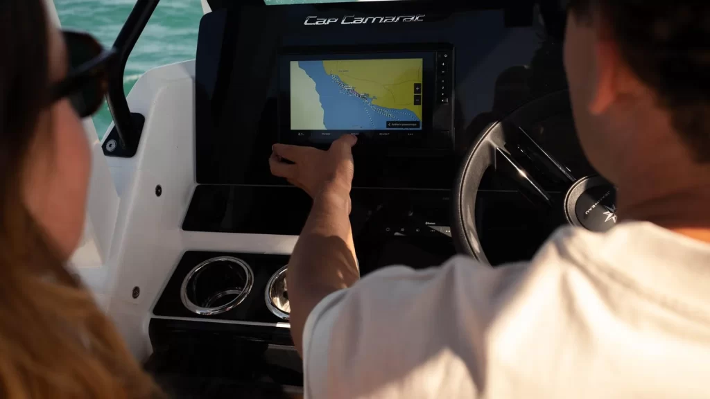 Cap Camarat 6.0 CC vairavimo pultas su navigacijos ekranu
